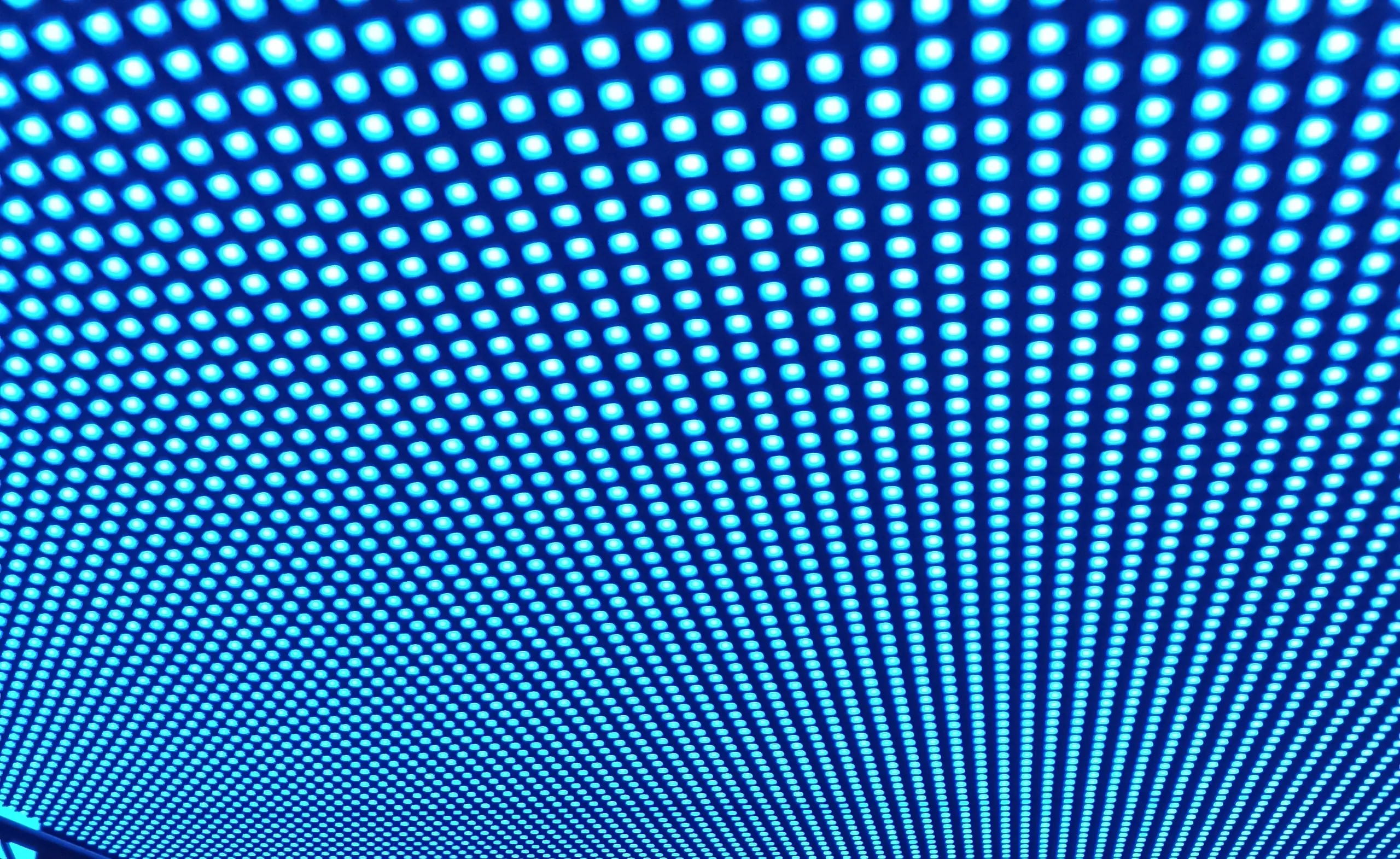 Gros plan sur une trame de LED bleues lumineuses.
