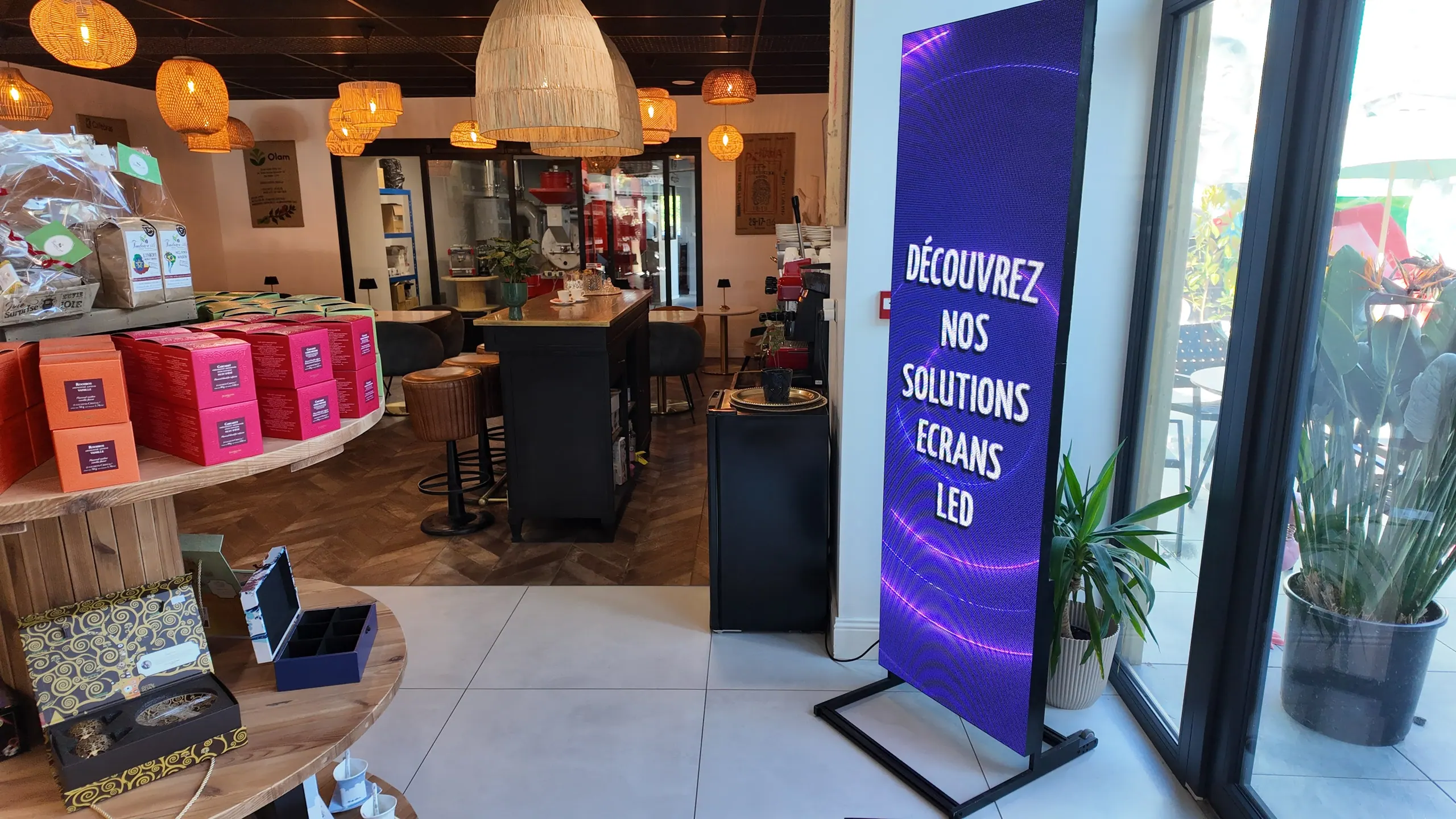 Totem LED intérieur P3 sur pied dans un commerce, affichant un message de présentation des solutions LED.